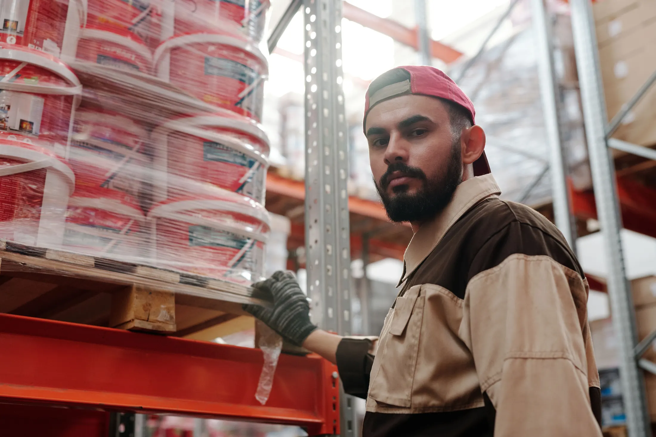 Team packing orders in a warehouse